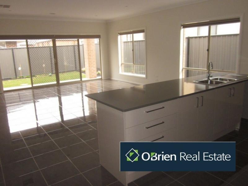 69 Wheelers Park Drive, Cranbourne North VIC 3977