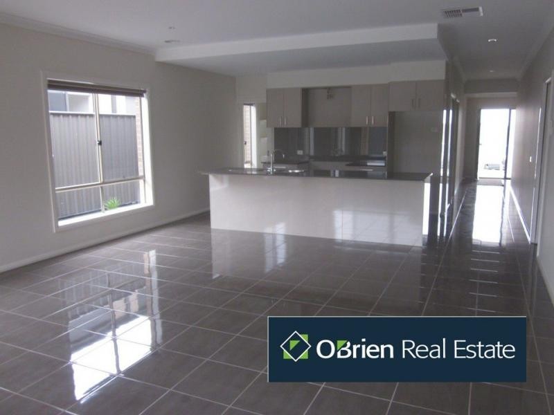 69 Wheelers Park Drive, Cranbourne North VIC 3977