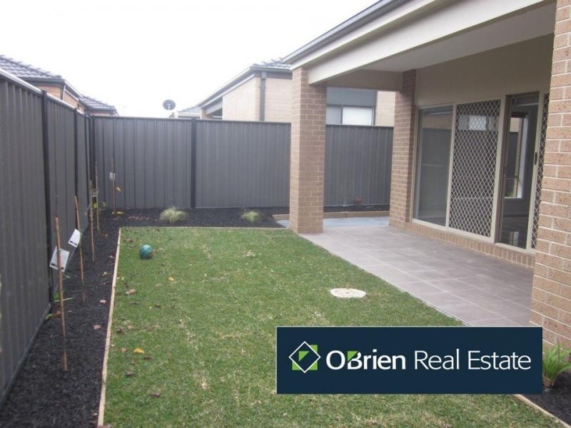 69 Wheelers Park Drive, Cranbourne North VIC 3977