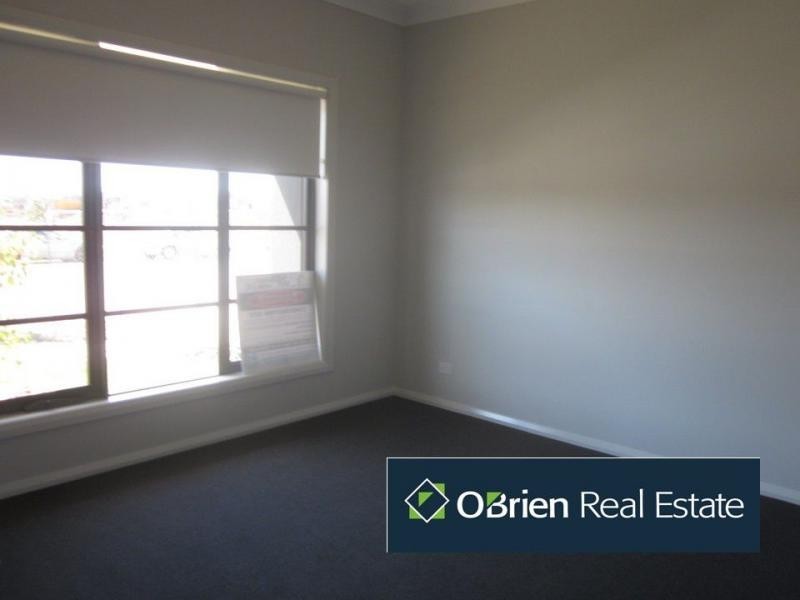 71 Wheelers Park Drive, Cranbourne North VIC 3977