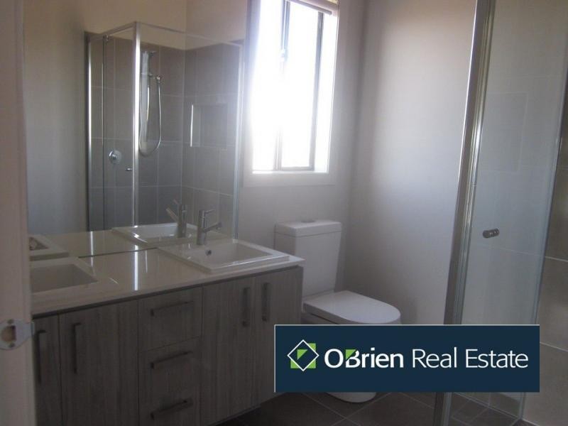 71 Wheelers Park Drive, Cranbourne North VIC 3977