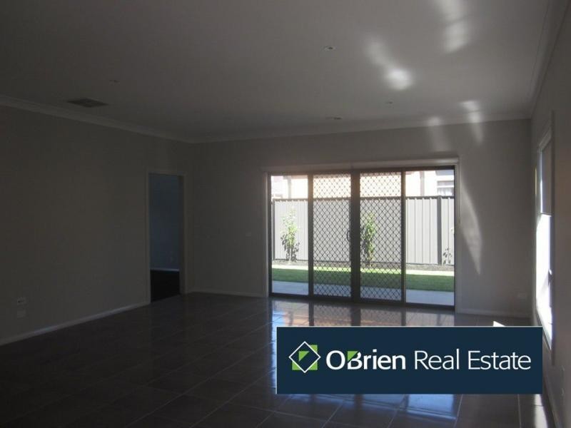 71 Wheelers Park Drive, Cranbourne North VIC 3977