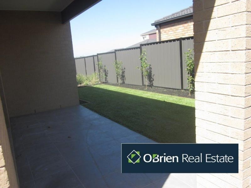 71 Wheelers Park Drive, Cranbourne North VIC 3977