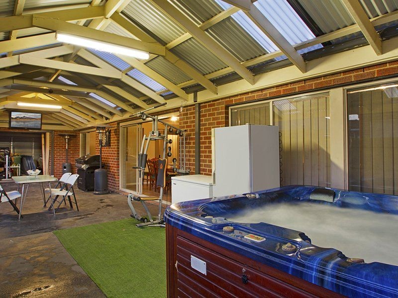 4 Amberley Drive, Pakenham VIC 3810