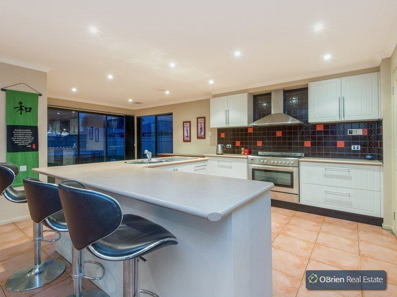 9 Barnby Grove, Cranbourne East VIC 3977