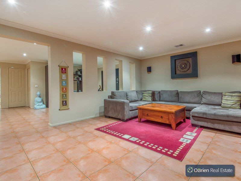 9 Barnby Grove, Cranbourne East VIC 3977