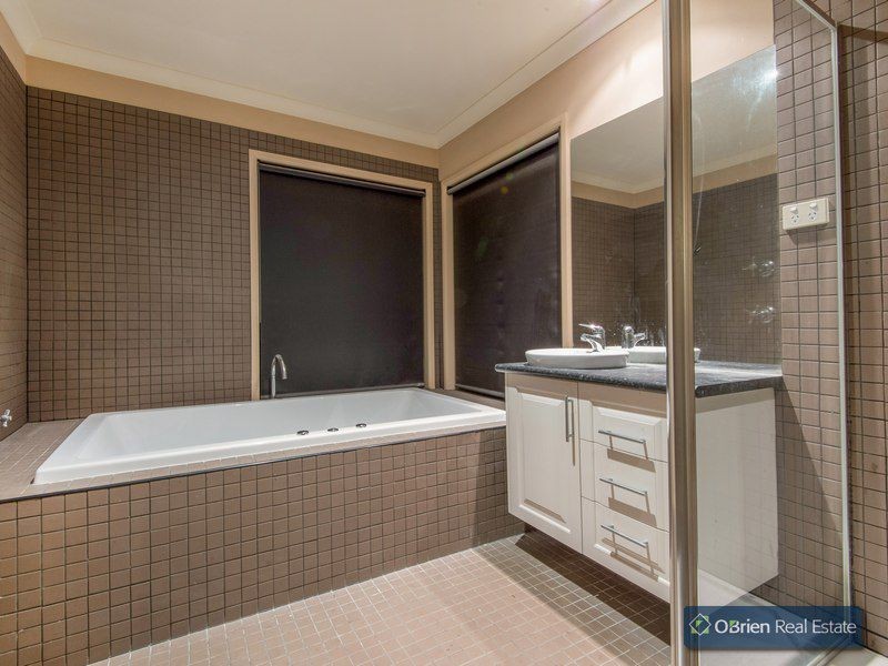 9 Barnby Grove, Cranbourne East VIC 3977