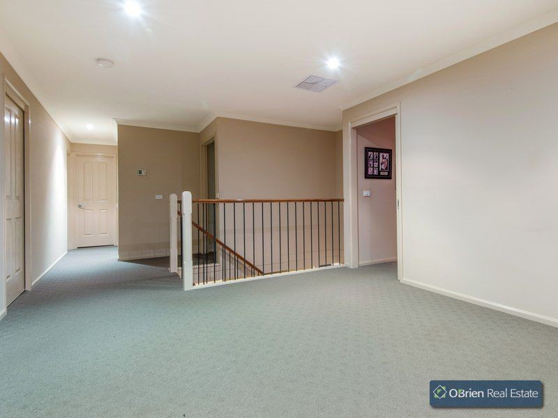 9 Barnby Grove, Cranbourne East VIC 3977