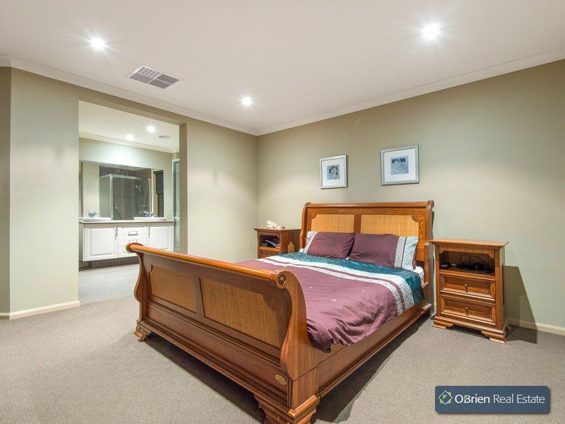 9 Barnby Grove, Cranbourne East VIC 3977