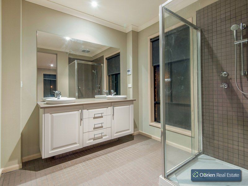 9 Barnby Grove, Cranbourne East VIC 3977