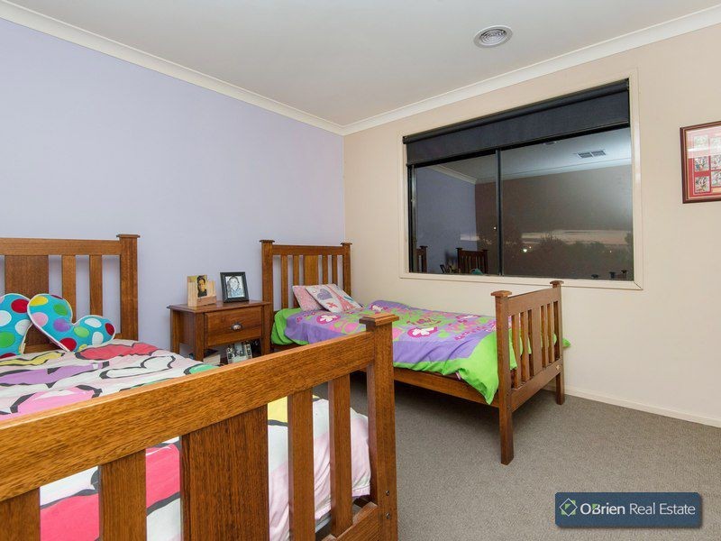 9 Barnby Grove, Cranbourne East VIC 3977