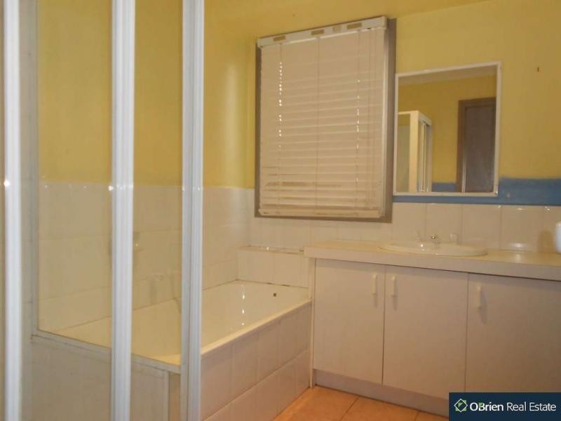 9 Harmon Close, Berwick VIC 3806