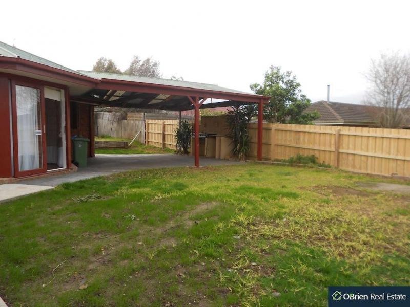 9 Harmon Close, Berwick VIC 3806