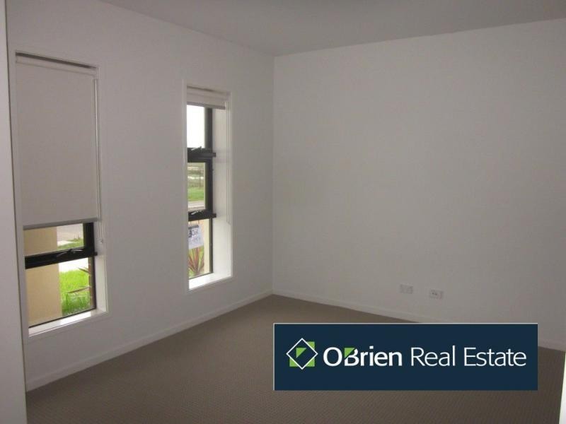 17 Maeve Circuit, Clyde North VIC 3978