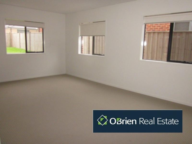 17 Maeve Circuit, Clyde North VIC 3978