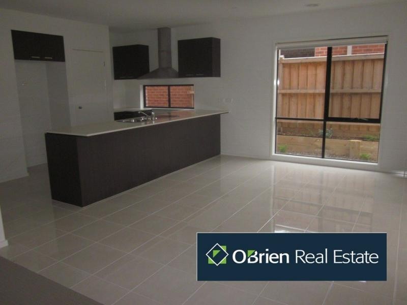 17 Maeve Circuit, Clyde North VIC 3978