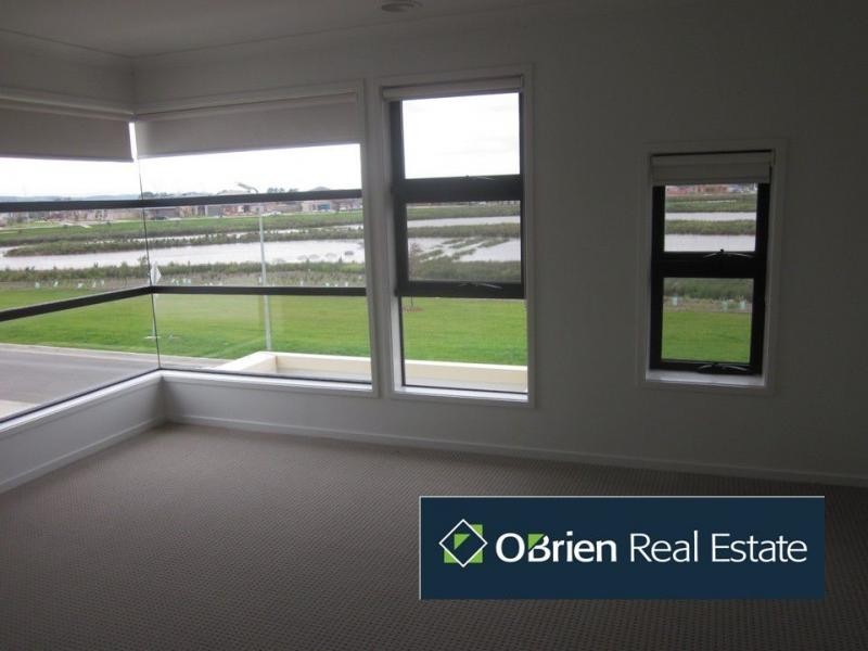 17 Maeve Circuit, Clyde North VIC 3978