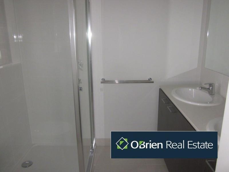 17 Maeve Circuit, Clyde North VIC 3978