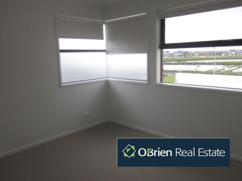 17 Maeve Circuit, Clyde North VIC 3978