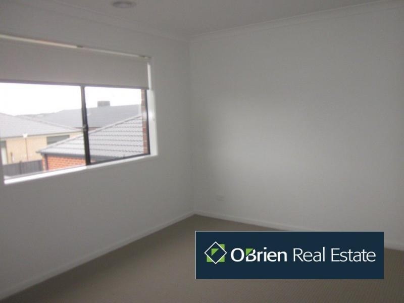 17 Maeve Circuit, Clyde North VIC 3978