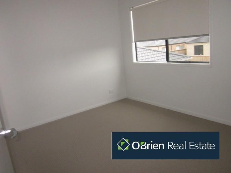 17 Maeve Circuit, Clyde North VIC 3978