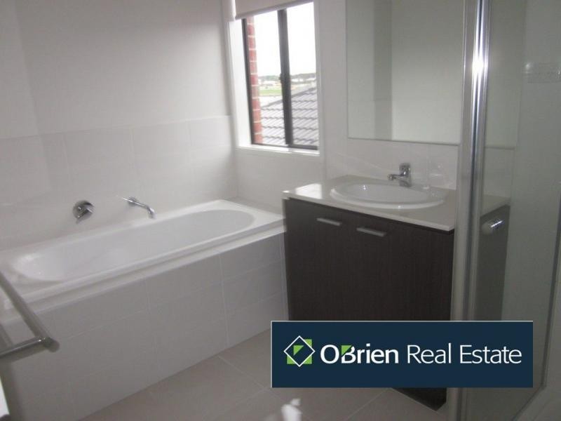 17 Maeve Circuit, Clyde North VIC 3978