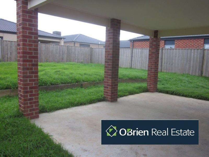 17 Maeve Circuit, Clyde North VIC 3978