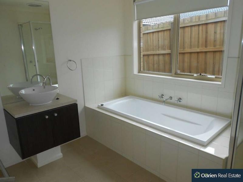 10 Sing Crescent, Berwick VIC 3806