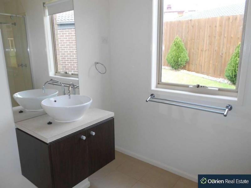 10 Sing Crescent, Berwick VIC 3806