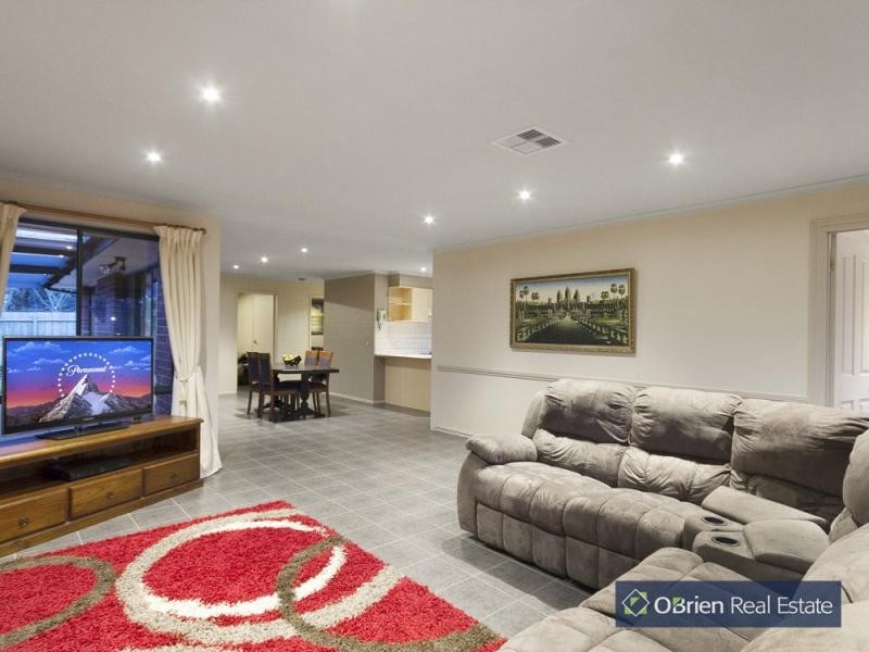 22 Broome Crescent, Cranbourne North VIC 3977