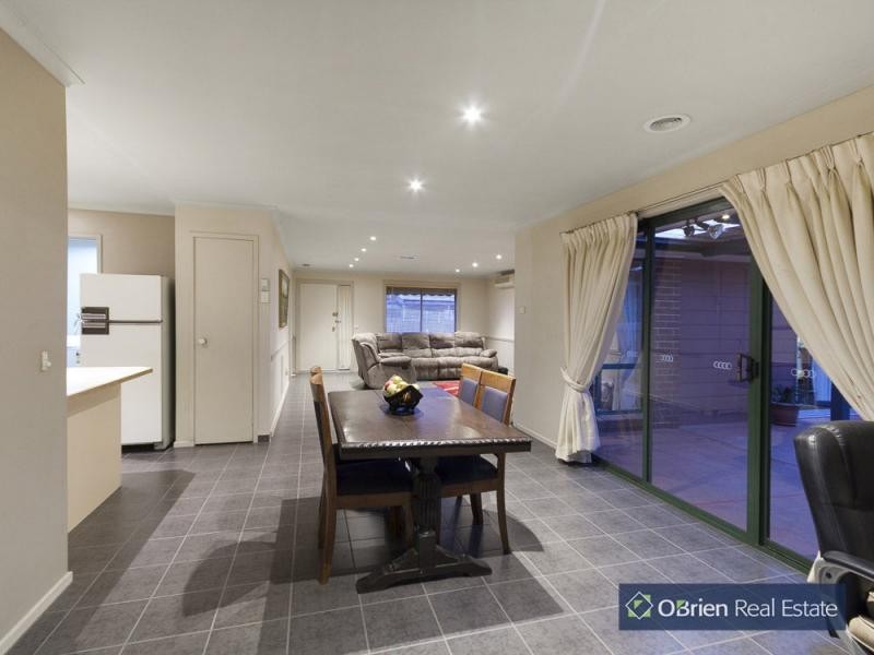 22 Broome Crescent, Cranbourne North VIC 3977