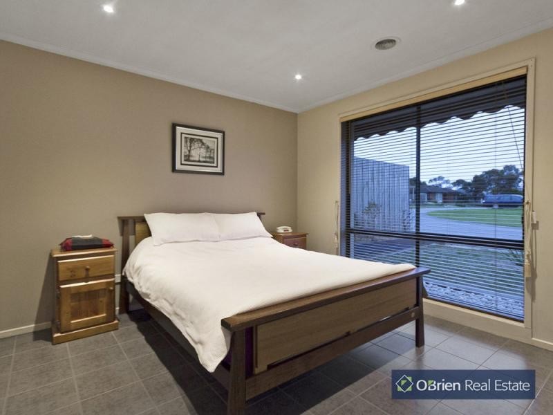 22 Broome Crescent, Cranbourne North VIC 3977