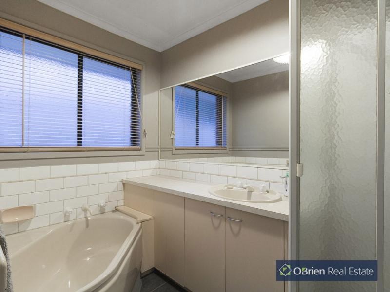 22 Broome Crescent, Cranbourne North VIC 3977