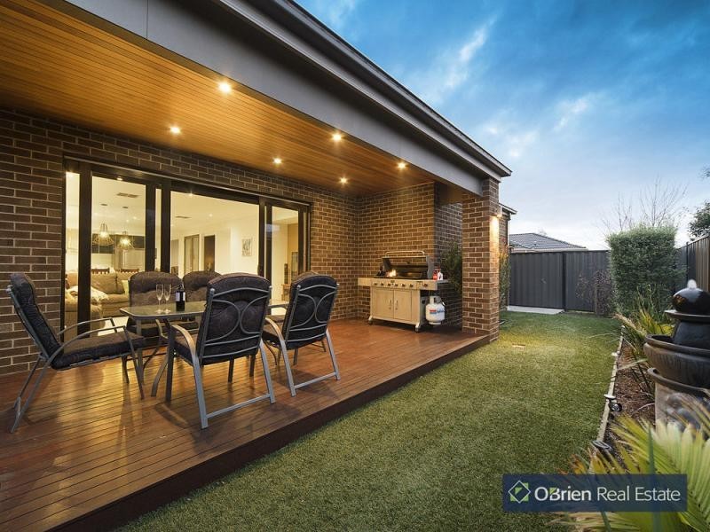 5 Holsteiner Terrace, Clyde North VIC 3978