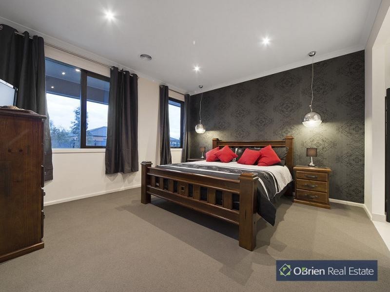 5 Holsteiner Terrace, Clyde North VIC 3978