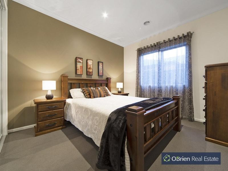 5 Holsteiner Terrace, Clyde North VIC 3978