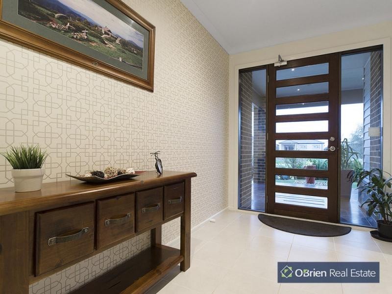 5 Holsteiner Terrace, Clyde North VIC 3978