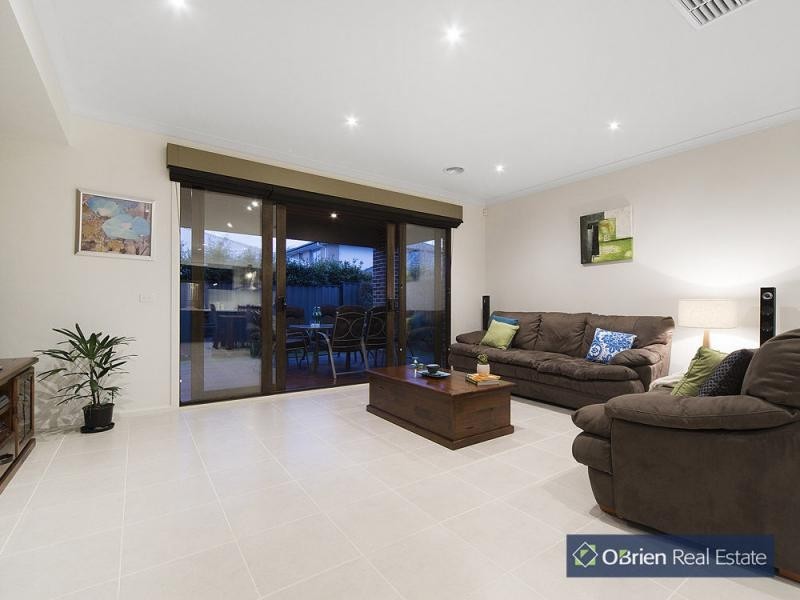 5 Holsteiner Terrace, Clyde North VIC 3978