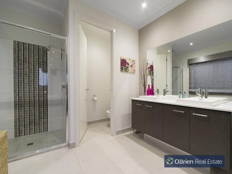 5 Holsteiner Terrace, Clyde North VIC 3978