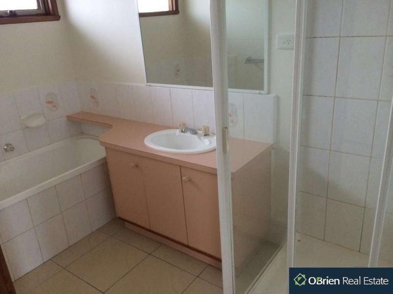 1 Bertrand Close, Berwick VIC 3806