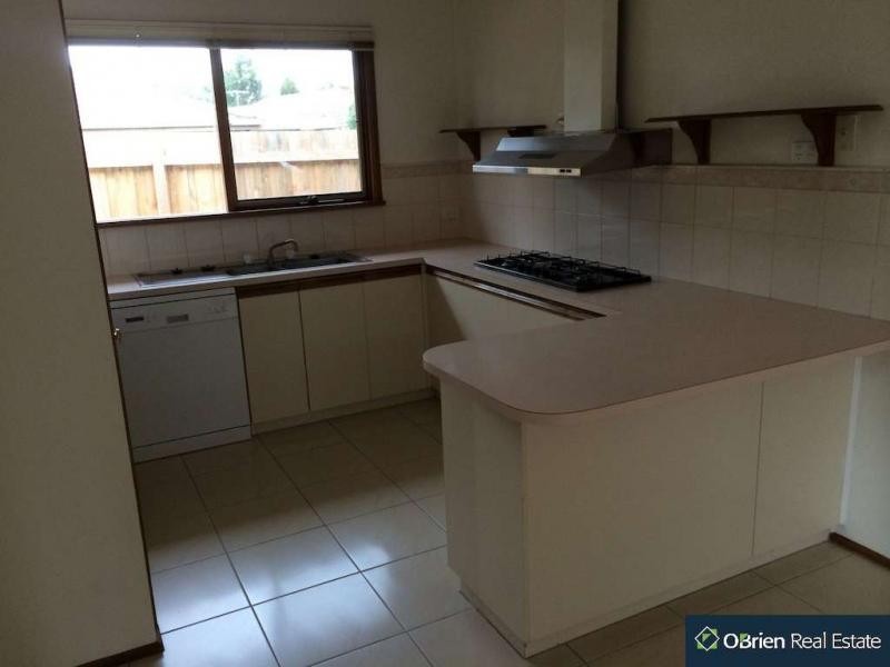 1 Bertrand Close, Berwick VIC 3806