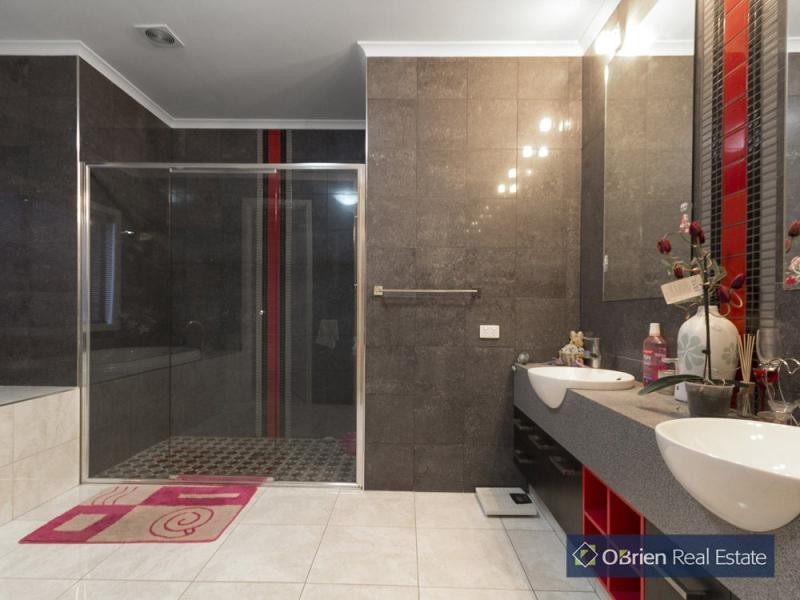 9 Pharaoh Drive, Cranbourne VIC 3977