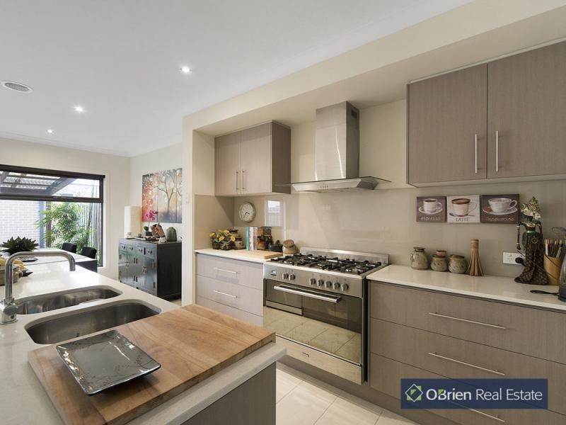 76 Mannavue Boulevard, Cranbourne North VIC 3977