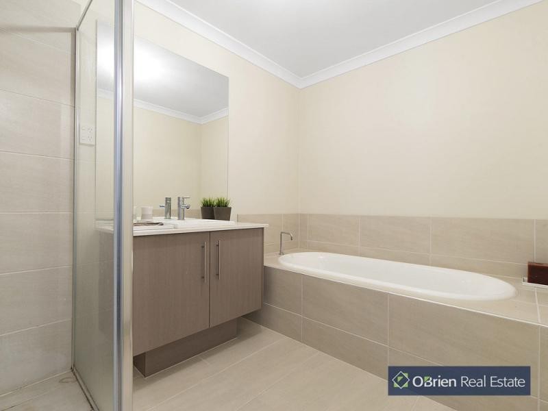 76 Mannavue Boulevard, Cranbourne North VIC 3977