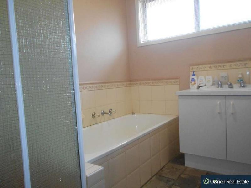 14 Harmon Close, Berwick VIC 3806