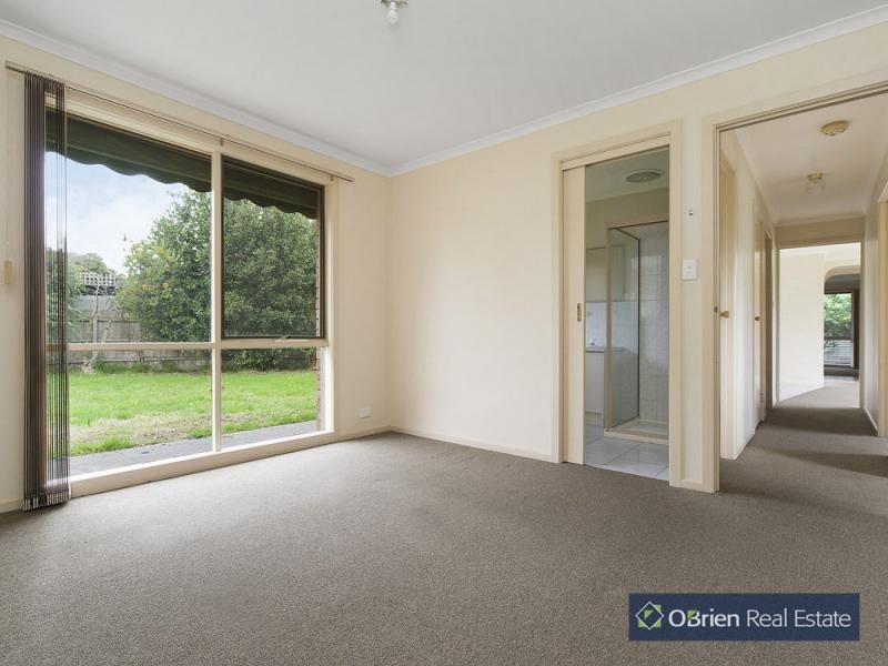 10 Caroline Crescent, Cranbourne West VIC 3977