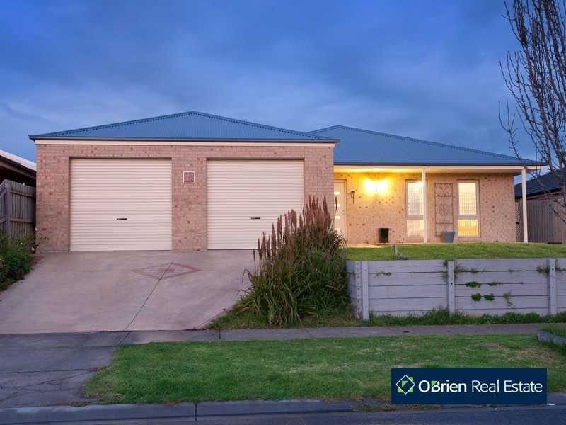 43 Rodlarni Crescent, Berwick VIC 3806