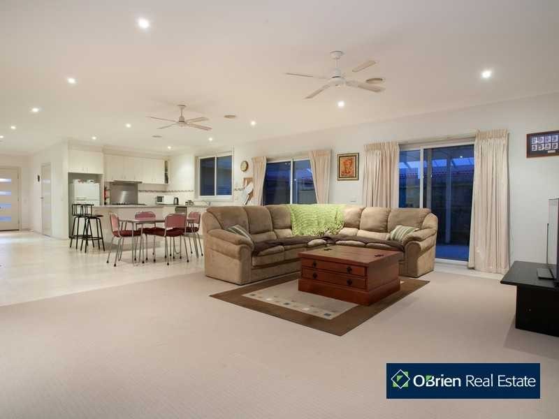 43 Rodlarni Crescent, Berwick VIC 3806