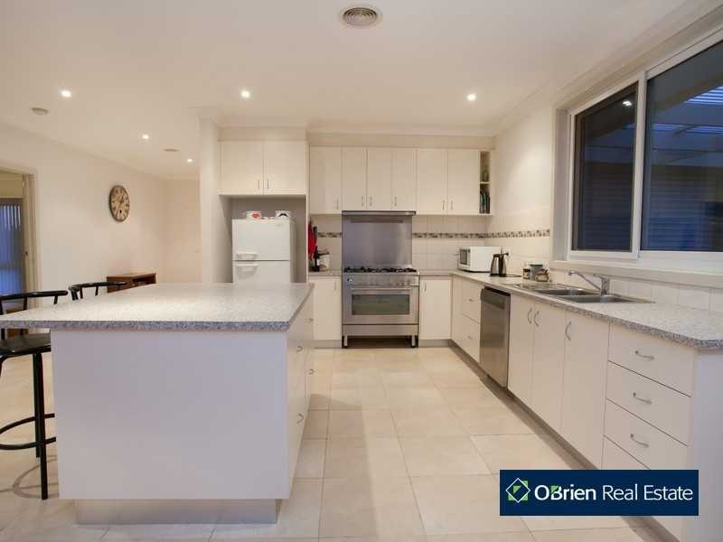 43 Rodlarni Crescent, Berwick VIC 3806