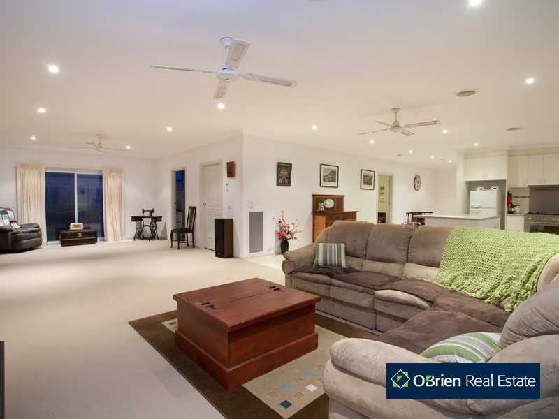 43 Rodlarni Crescent, Berwick VIC 3806